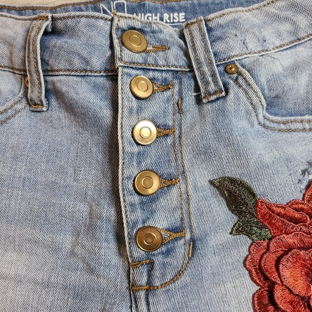NOBO Cutoff Blue Denim Shorts Embroidered Rose Patch Button Fly 5 Junior Boho - Picture 4 of 9